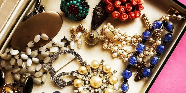 Exploring the Timeless Appeal of Antique Jewellery in the UK